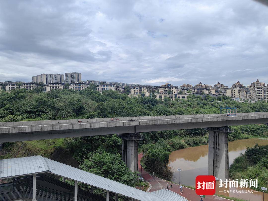 重庆一小区居民为方便赶地铁自发修路 南岸区住建委：已收到反映，正推进处理