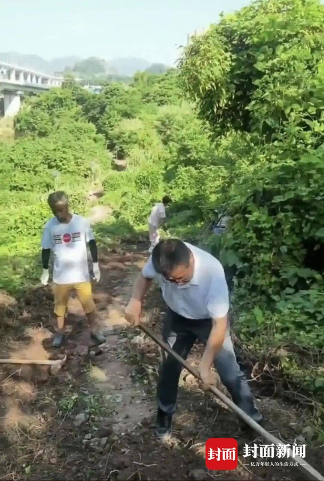 重庆一小区居民为方便赶地铁自发修路 南岸区住建委：已收到反映，正推进处理
