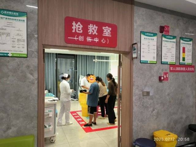 私家车昆明闹市区逼停警车，啥情况？